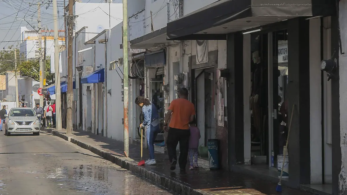 Comerciantes han puesto en marchas diversas estrategias para brindar confianza a sus clientes. Archivo. El Sol de San Juan del Río.